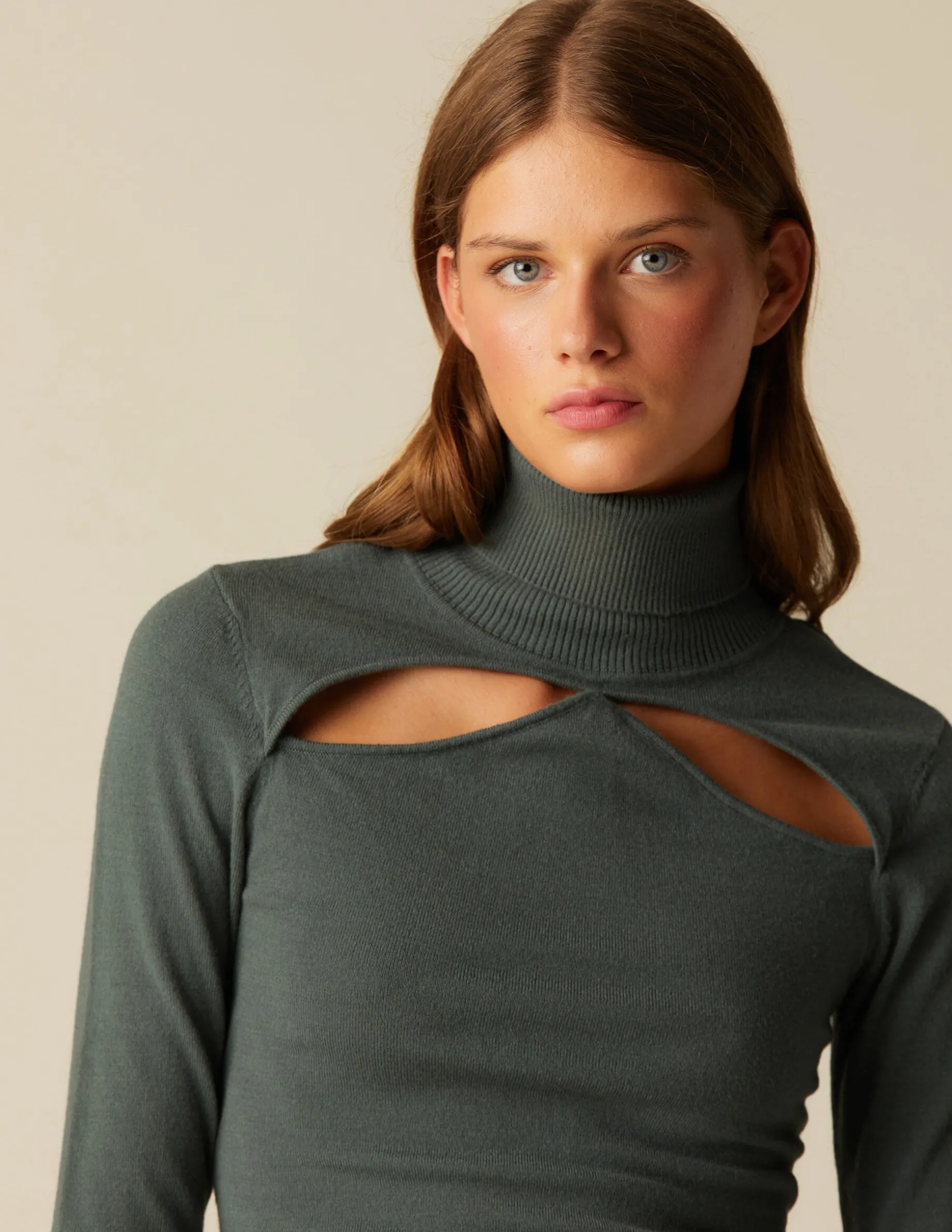 Discount NÍCOLI TOP ABERTURA ESCOTE CUELLO VUELTO VERDE Verdes